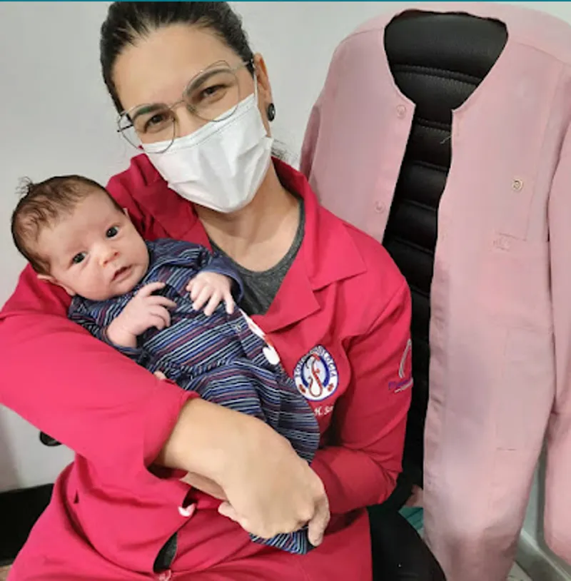 Mônica com bebê recém-nascido em atendimento